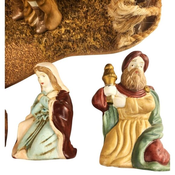 Large Nativity Christmas Holiday Set With 9 Figurines & Stable - Picture 6 of 16